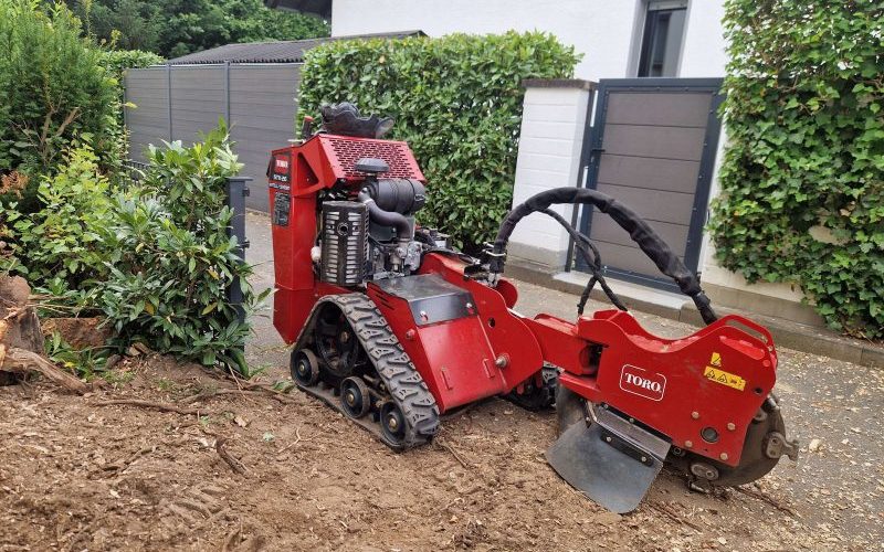 Die Baumstumpffräse Toro STX26 auf einem Gehweg die man bei der Maschinenvermietung Kirchhof in Rösrath mieten kann.