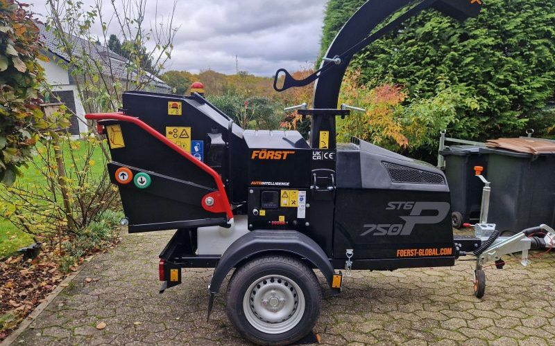 Först ST6P Holzhäcksler auf einem Stellplatz den man bei der Maschinenvermietung Kirchhof in Rösrath mieten kann.